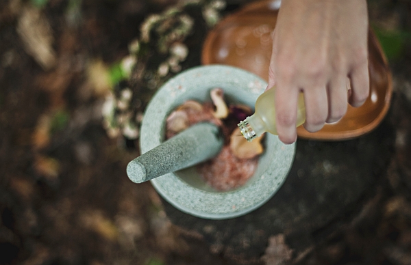 ayurveda-portal oel-in-moerser-fuellen