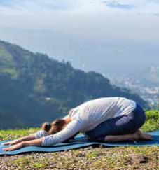 frau in bergen bei yoga asana