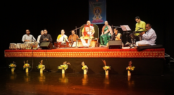 ayurveda-portal-konzerttournee-liveconcert-balaji-també-musiker-auf-der-buehne