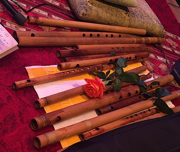 ayurveda-portal-liveconcert-shreeguru-balaji-tambe-liegende-bambusfloeten