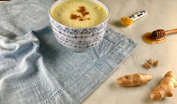 warem Milch mit Gewürzen gegen Winderblues und Depression