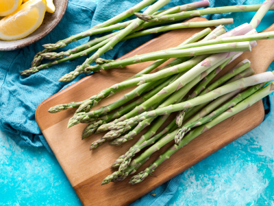 Grüner Spargel mit Zitrone zur Zubereitung für ayurvedisches Rezept