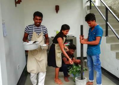 Kräuterzubereitung während einer Ayurveda Panchakarma Kur auf Sri Lanka