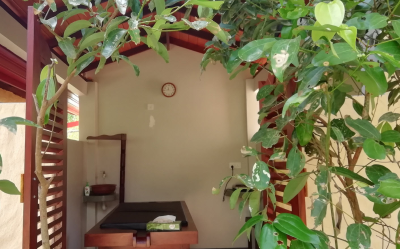 Ayurveda Therapieraum im Garten auf Sri Lanka bei Ayurveda Panchakarma Kur