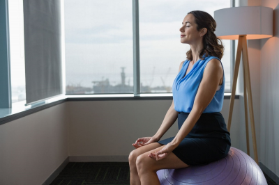 Meditierende Frau vor Skyline für Ayurveda im Alltag