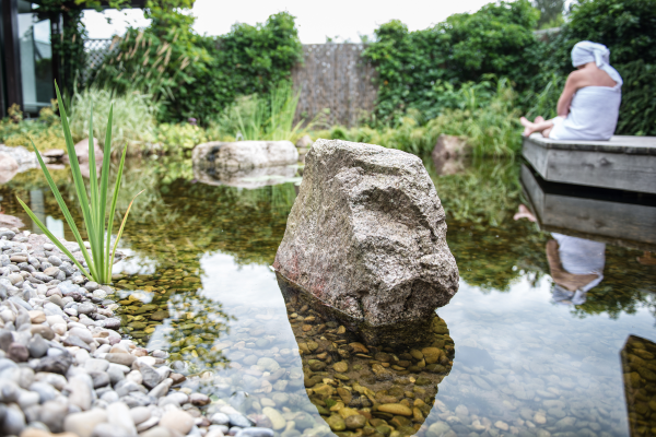 Oase der Stille mit Teich und Entspannungsmöglichkeiten im Vierjahreszeiten Schluchsee